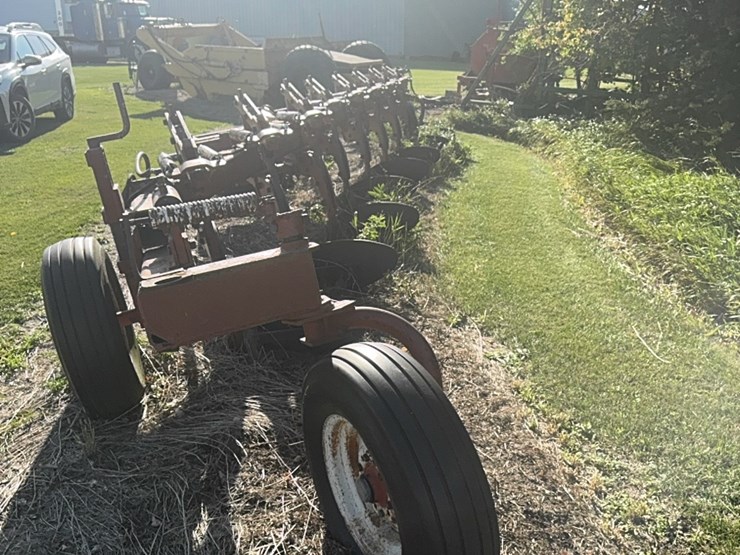 ￼wilrich-eight-bottom-auto-reset-plow,-been-parked-for-a-while,-good-working-unit-when-last-used.-image-3