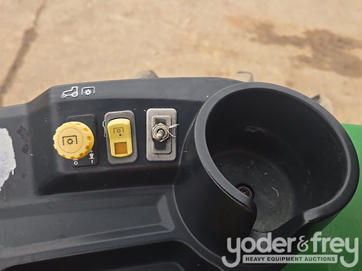 2020-john-deere-5075e-image-51