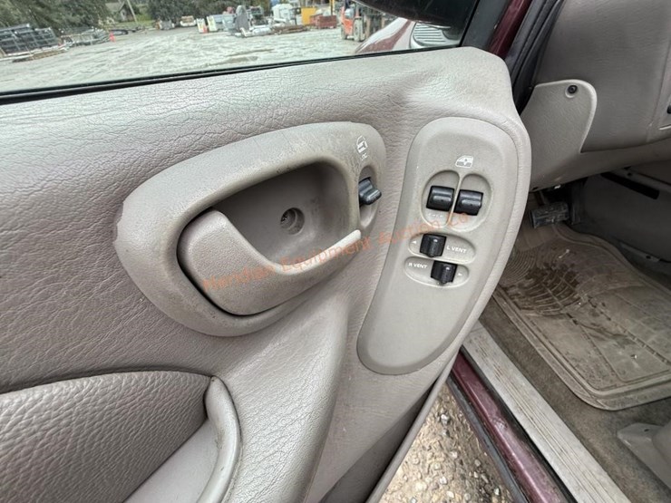 2002-chrysler-town-&-country-image-32