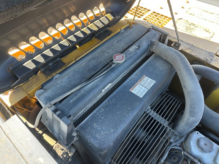 new-holland-eh215-image-57