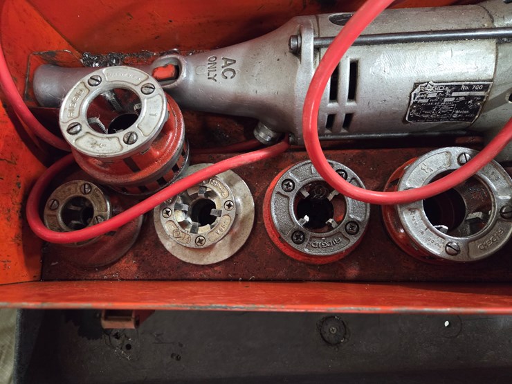 #5420-•-ridgid-700-pipe-threader-w/-1/2"-2"-fittings-image-3