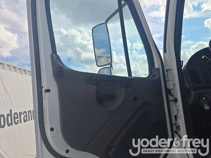 2021-freightliner-m2-106-image-107