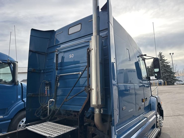 2001-volvo-10-image-18