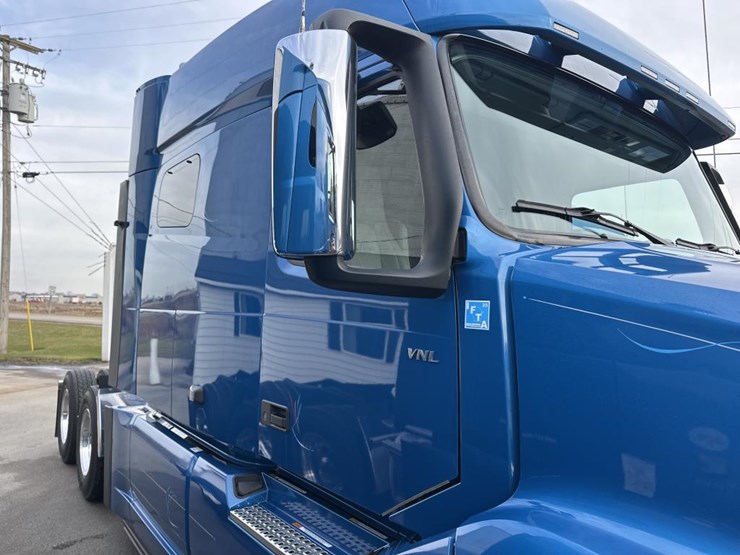#2226-•-2024-volvo-vnl-sleeper-cab-semi-truck-tractor-image-21