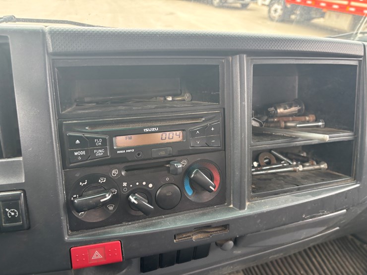 2015-isuzu-npr-xd-image-32