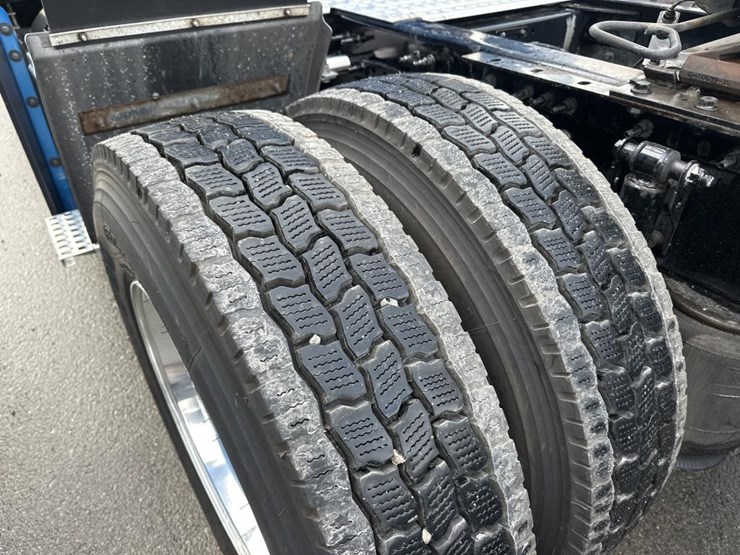 #2225-•-2024-volvo-vnl-sleeper-cab-semi-truck-tractor-image-59