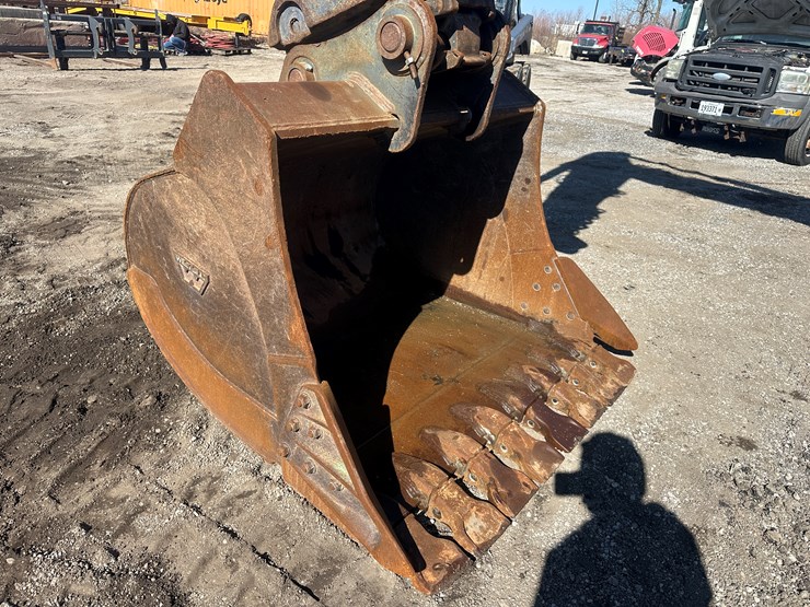 new-holland-eh215-image-40