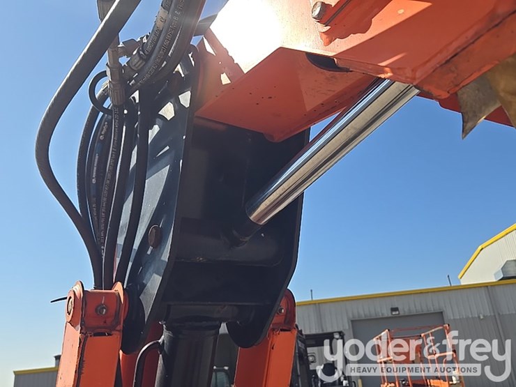 2017-jlg-600aj-image-38