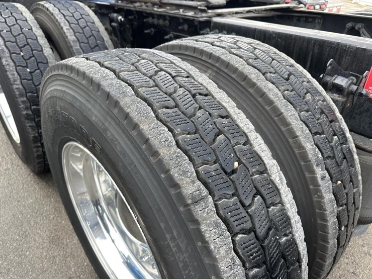 #2225-•-2024-volvo-vnl-sleeper-cab-semi-truck-tractor-image-61