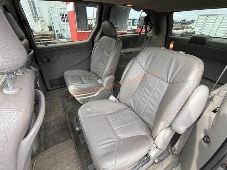 2002-chrysler-town-&-country-image-22