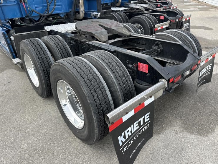 #2224-•-2025-volvo-vnl-sleeper-cab-semi-truck-tractor-image-15