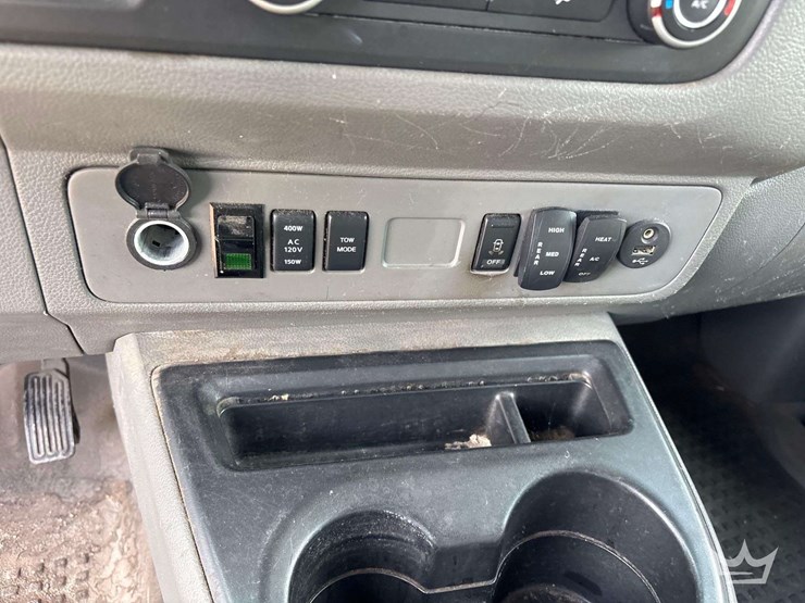 2013-nissan-nv2500hd-image-16