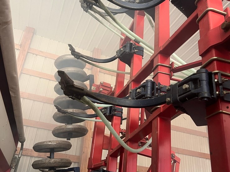 lot-10.-morris-air-seeder,-tow-between-with-10"-eagle-beaks,-new-seed-meter-unit,-pristine-condition,-always-shedded,-highly-maintained,-none-nicer-image-38