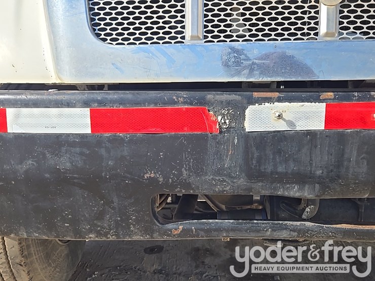 2009-peterbilt-335-image-79