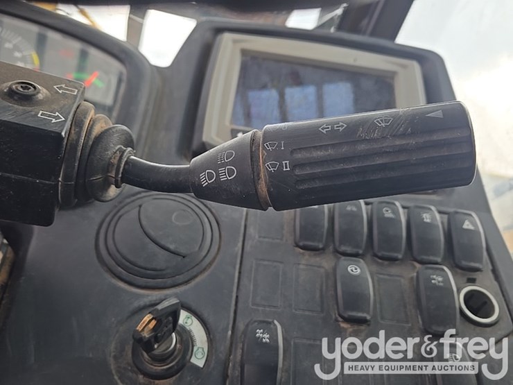 2018-caterpillar-tl1055d-image-70