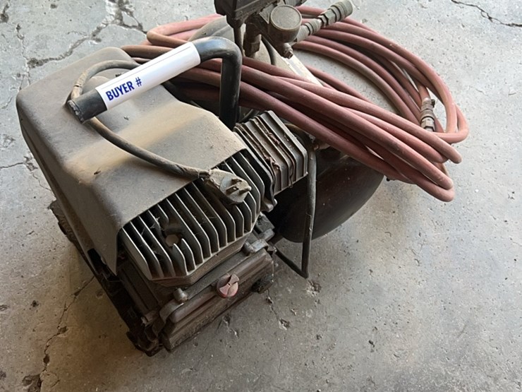 portable-carry-along-type-air-compressor-with-hose-image-17