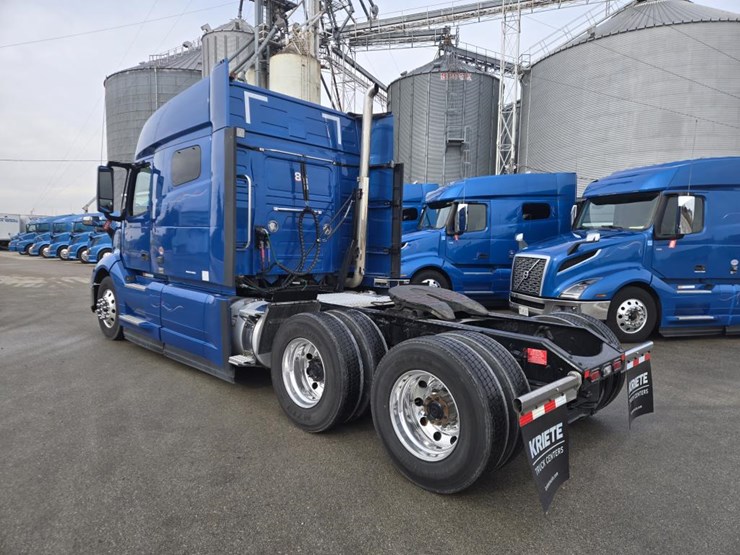 #2224-•-2025-volvo-vnl-sleeper-cab-semi-truck-tractor-image-3