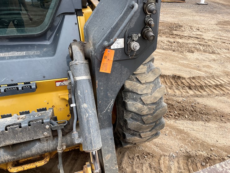 2019-john-deere-332-image-8