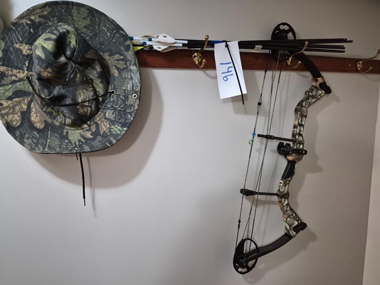 compound-bow,-arrows,-hat-image-1