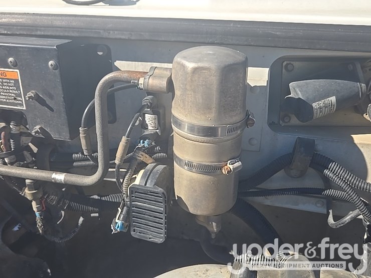 2009-peterbilt-335-image-41