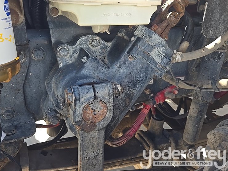 2017-freightliner-m2-106-image-38