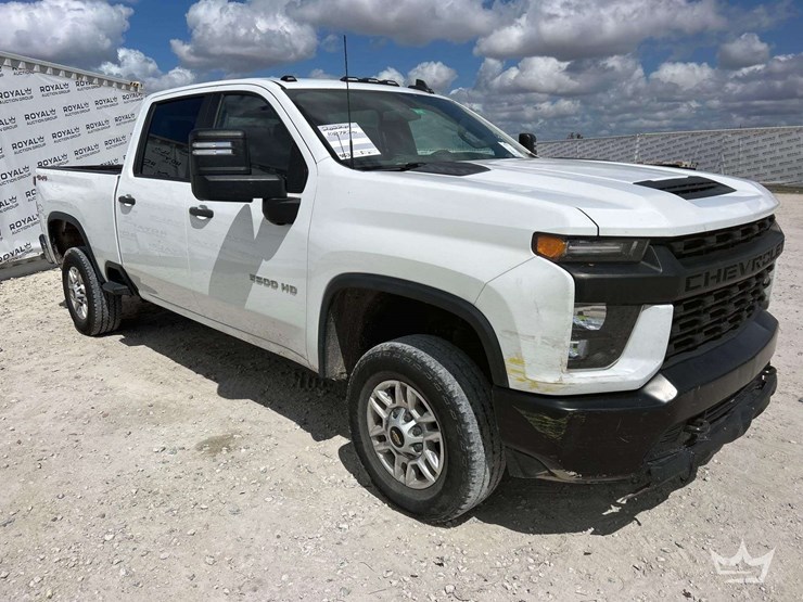 2022-chevrolet-silverado-2500-image-2