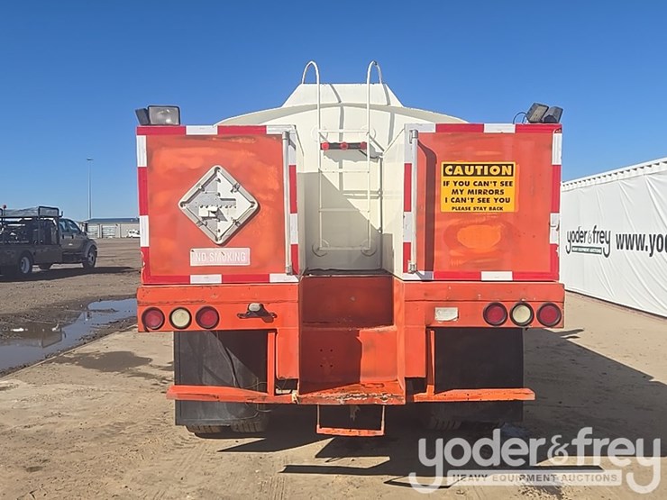 2009-peterbilt-335-image-4