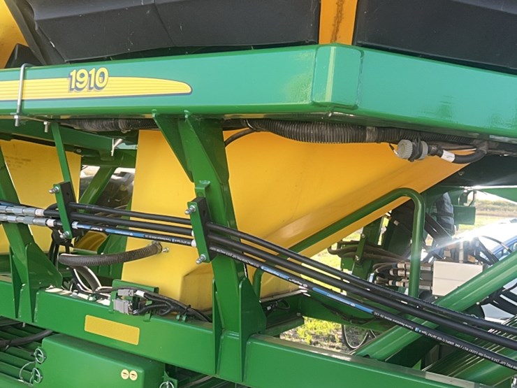 2018-john-deere-1910-image-16