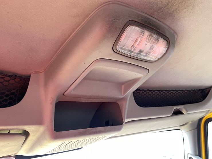 #1030-•-2011-international-truck-tractor-(has-mn-title)-image-26