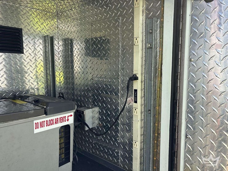 2003-freightliner-fl60-image-24