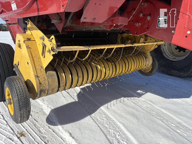 2007-new-holland-br750a-image-2