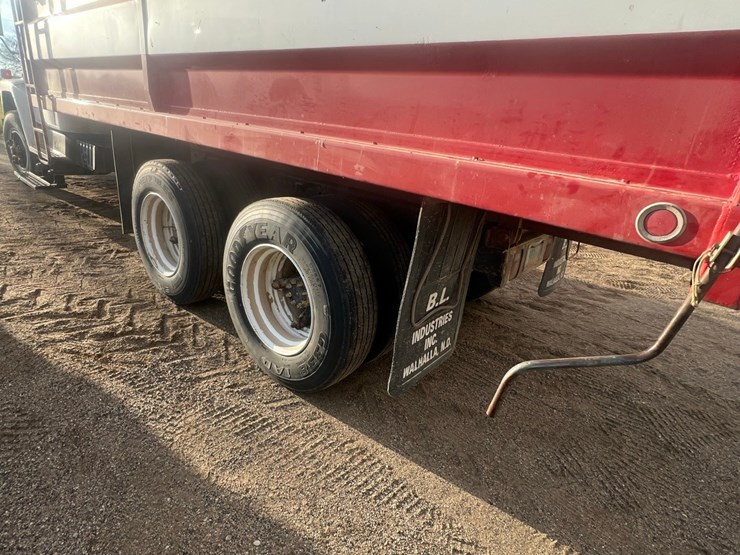 lot-12.-1981-ih-tandem-twin-screw-grain-truck,-very-good-19’-strong-box-and-hoist,-roll-tarp,-466-diesel,-5+4-
vin-af195bca10481-image-17