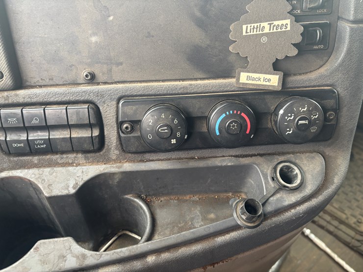 2016-freightliner-cascadia-113-image-31