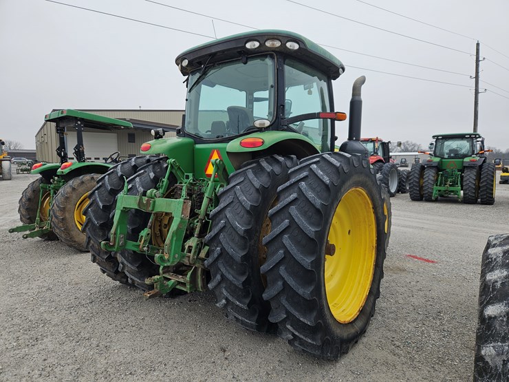 2011-john-deere-8235r-image-17
