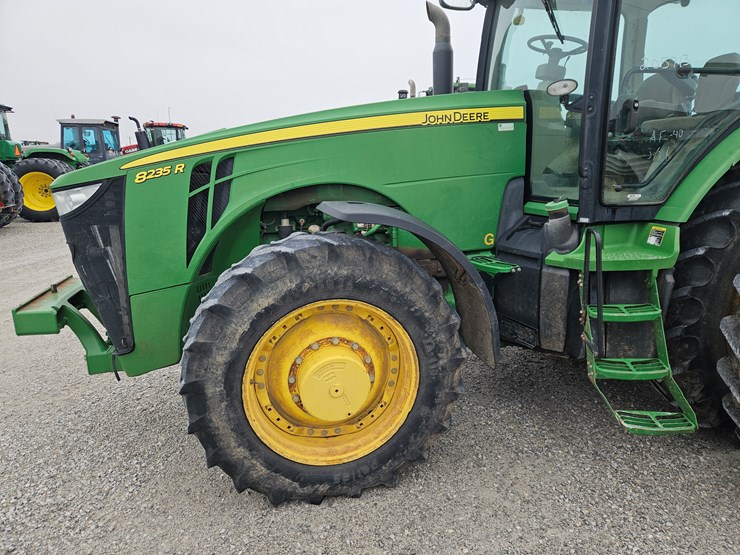 2011-john-deere-8235r-image-4