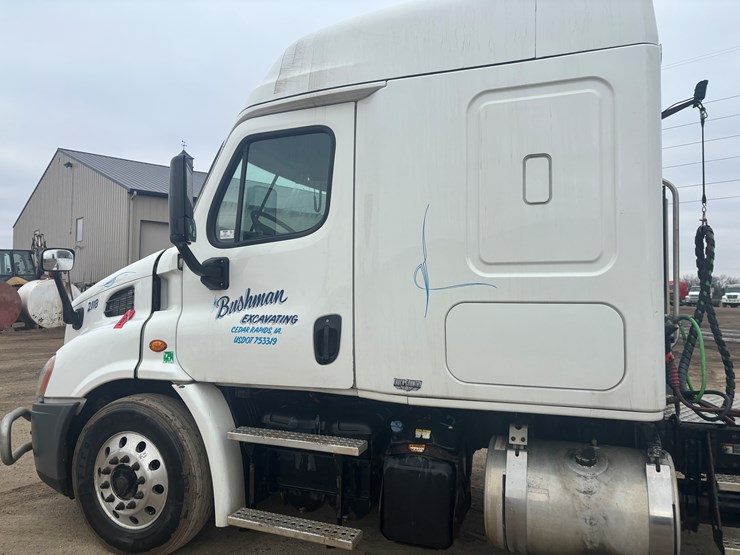 2016-freightliner-cascadia-113-image-10