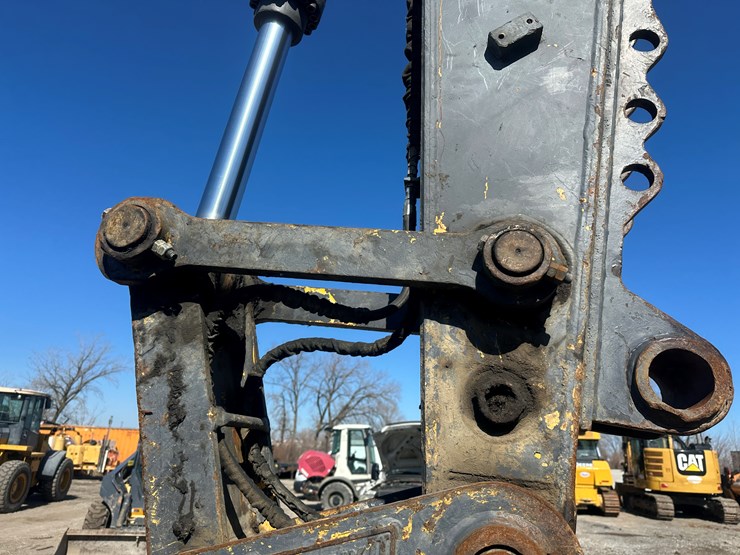 new-holland-eh215-image-34