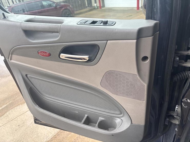 2019-peterbilt-579-image-38