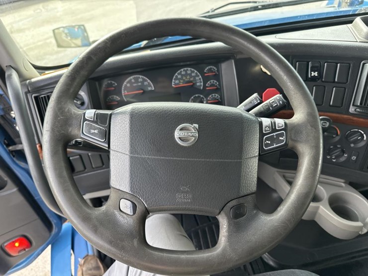 2012-volvo-10-image-43