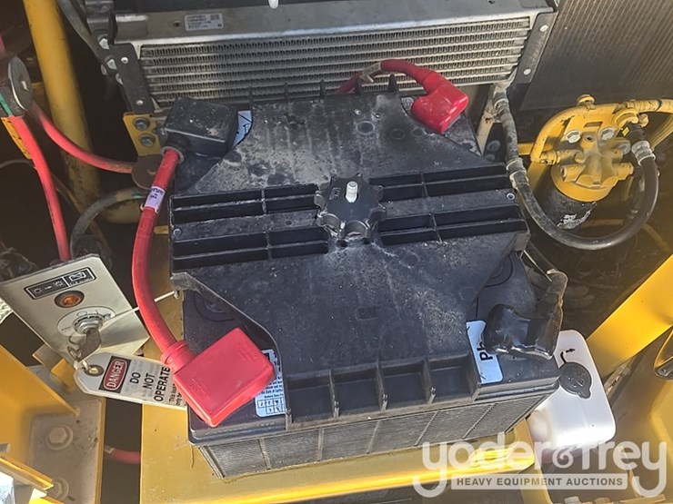 2016-caterpillar-335fl-image-57