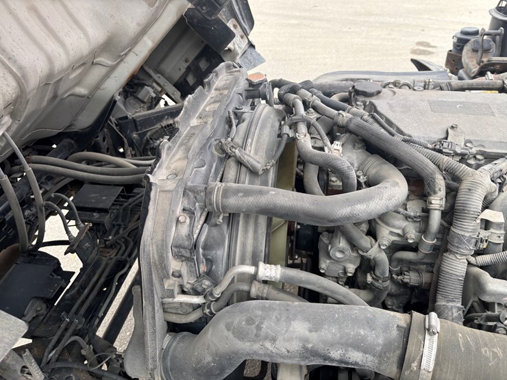 2015-isuzu-npr-xd-image-18