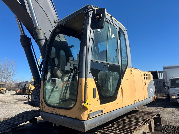 new-holland-eh215-image-10