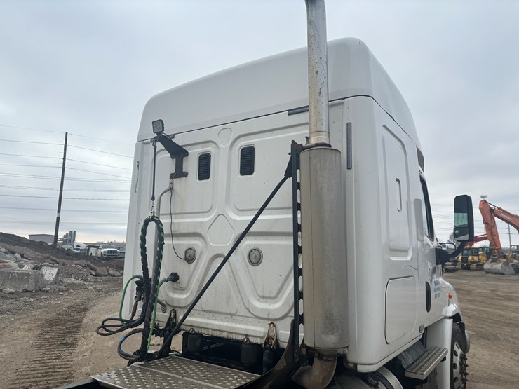 2016-freightliner-cascadia-113-image-13