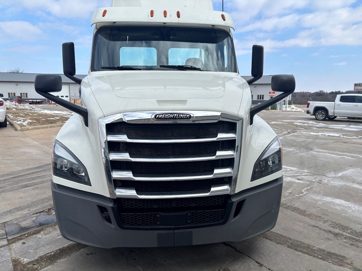 2018-freightliner-cascadia-126-image-6