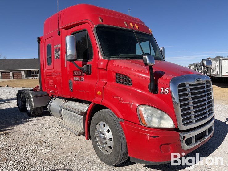 2013-freightliner-cascadia-113-image-3
