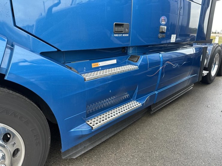 #2225-•-2024-volvo-vnl-sleeper-cab-semi-truck-tractor-image-12