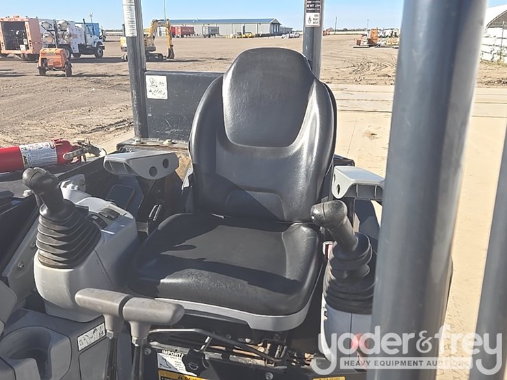 2020-deere-35g-image-70