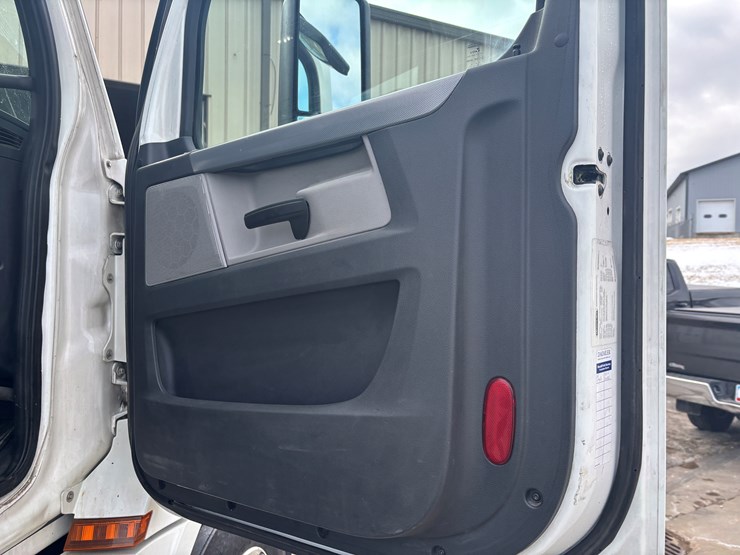 2018-freightliner-cascadia-126-image-33