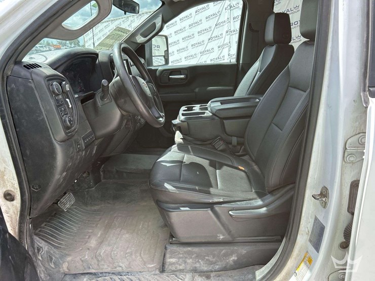 2022-chevrolet-silverado-2500-image-12