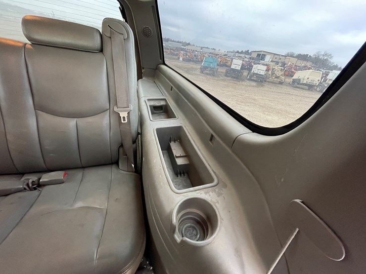 2006-chevrolet-suburban-image-22